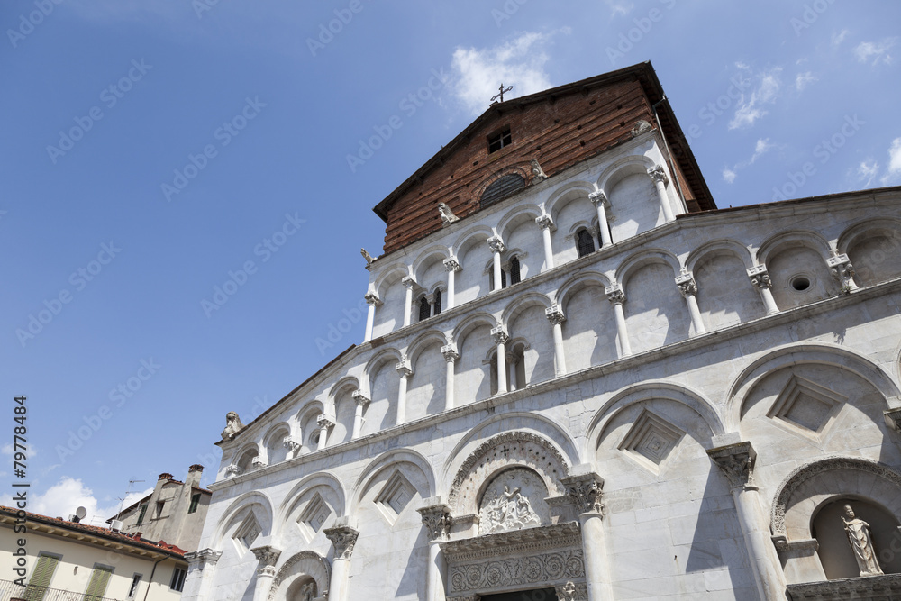 Bifore e colonne, Lucca