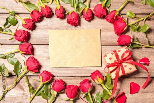 Fototapeta Naklejka Na Ścianę i Meble -  Herz aus roten Rosen mit Geschenk