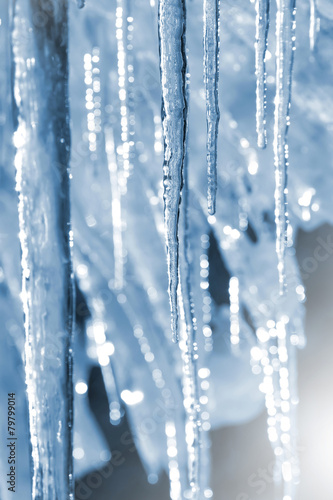 Fotografia Background of bright transparent icicles in the sunlight