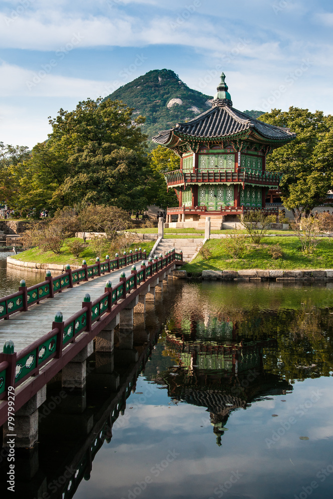 Hyangwonjeong mit Brücke
