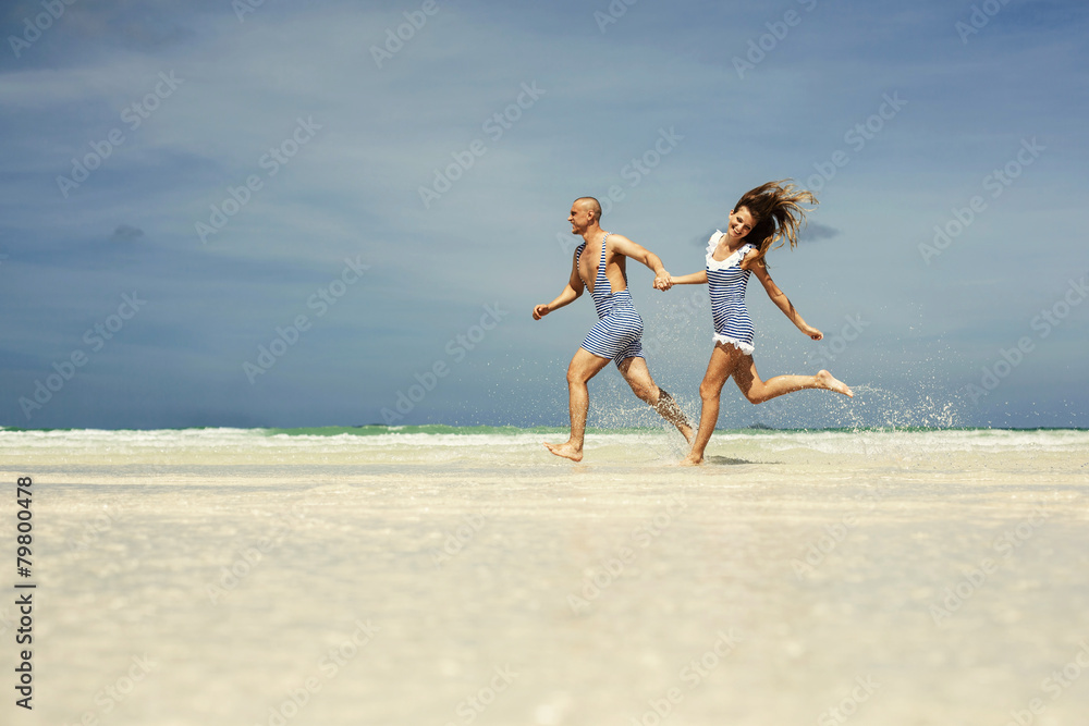 Fototapeta premium Happy couple on the beach