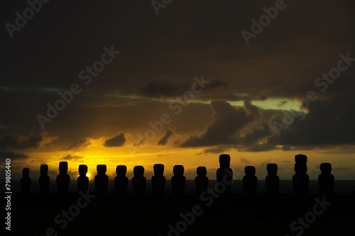 Ahu Tongariki bei Sonnenaufgang (Osterinsel, Rapa Nui) © airmaria