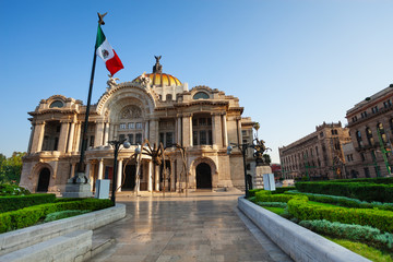 Sierkussen Mexico Palacio de Bellas Artes met vlag  © Sergey Novikov