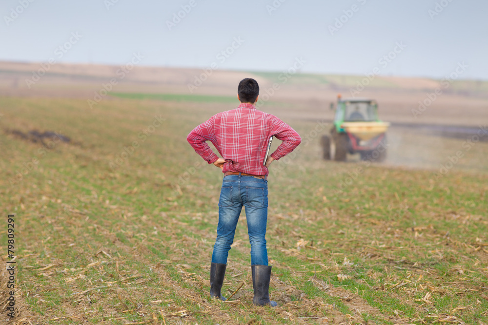 Obraz premium Farmer on farmland
