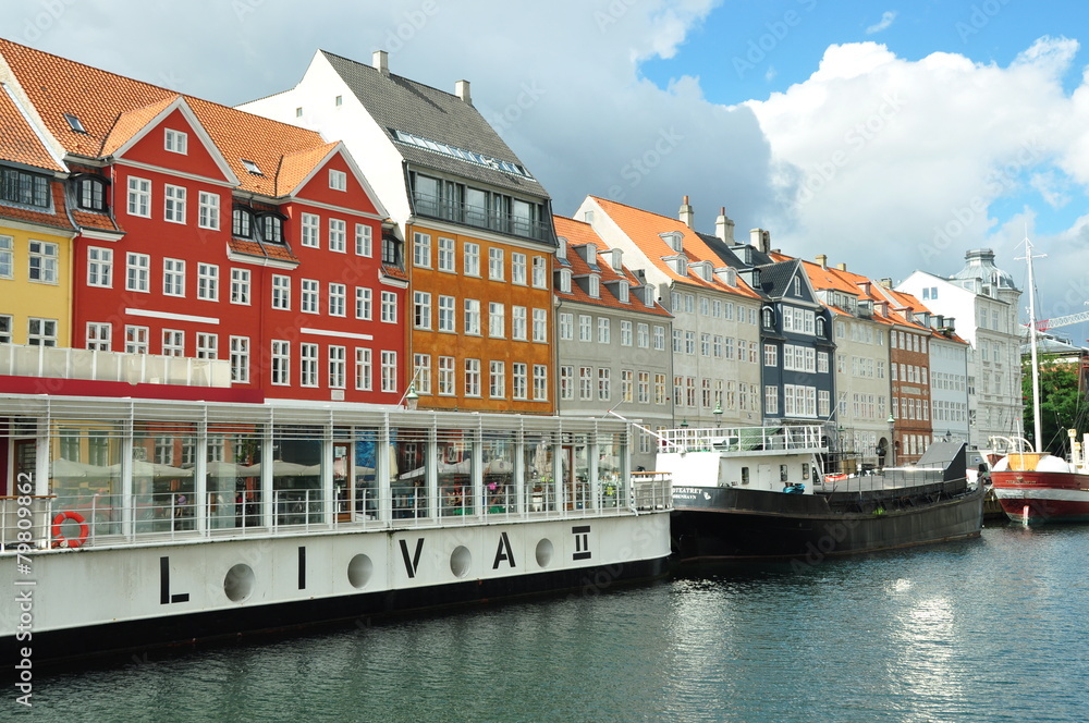 Naklejka premium Casas y barco Nyhavn, Copenhague