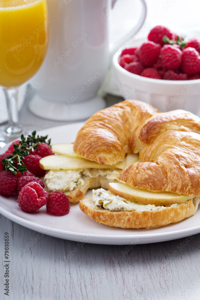 Croissant sandwich with ricotta and apples