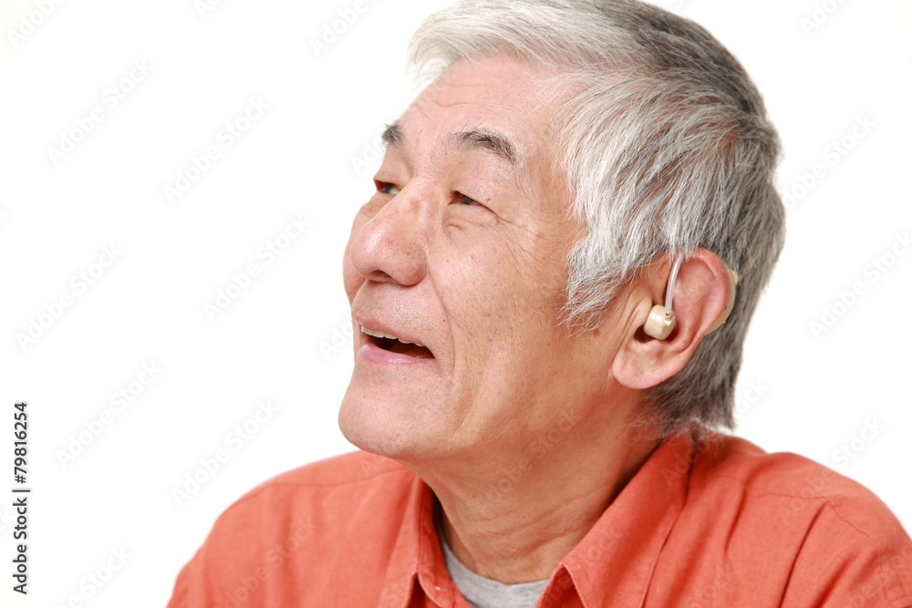 補聴器を付けた高齢者