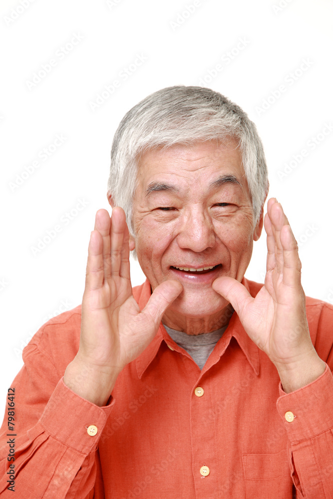 呼び掛ける高齢者