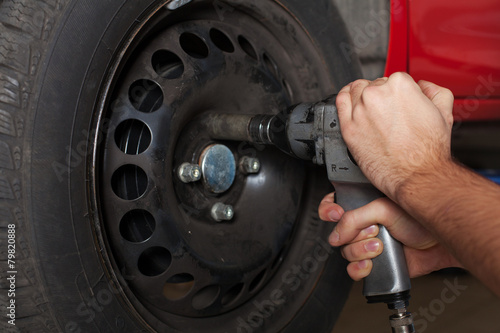 Changing the wheel with an impact wrench.