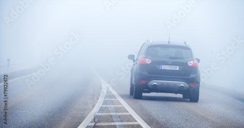 Auto im Nebel © Gina Sanders