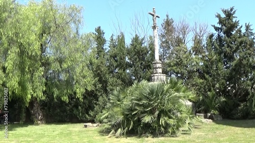 Cruz en jardín