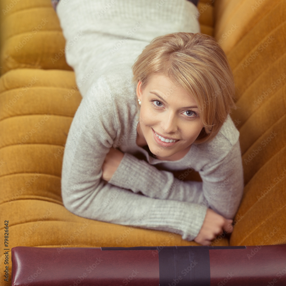 attraktive frau liegt auf dem sofa und schaut hoch attraktive frau liegt auf dem sofa und schaut hoch