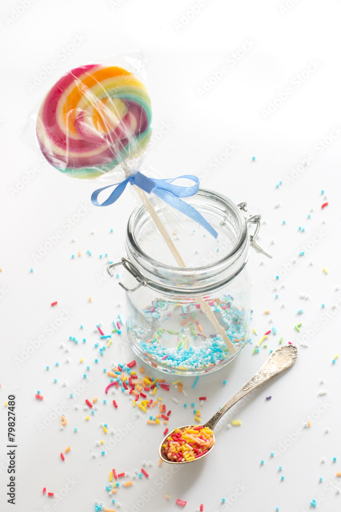 Fototapeta cukierek - kolorowe posypki cukrowe i lizak