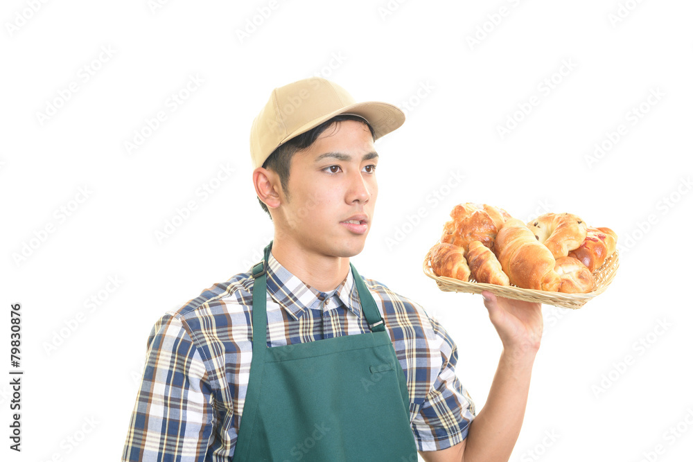 パンを運ぶ男性