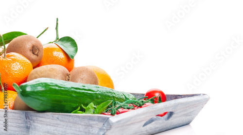 Gemüse und Obst auf Holztablett