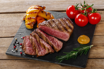 Fototapete Steakhouse Rare Steak Scheiben mit Gemüse  © koss13