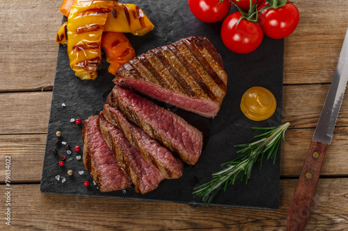 Fotografie grilled beef steak rare sliced with vegetables