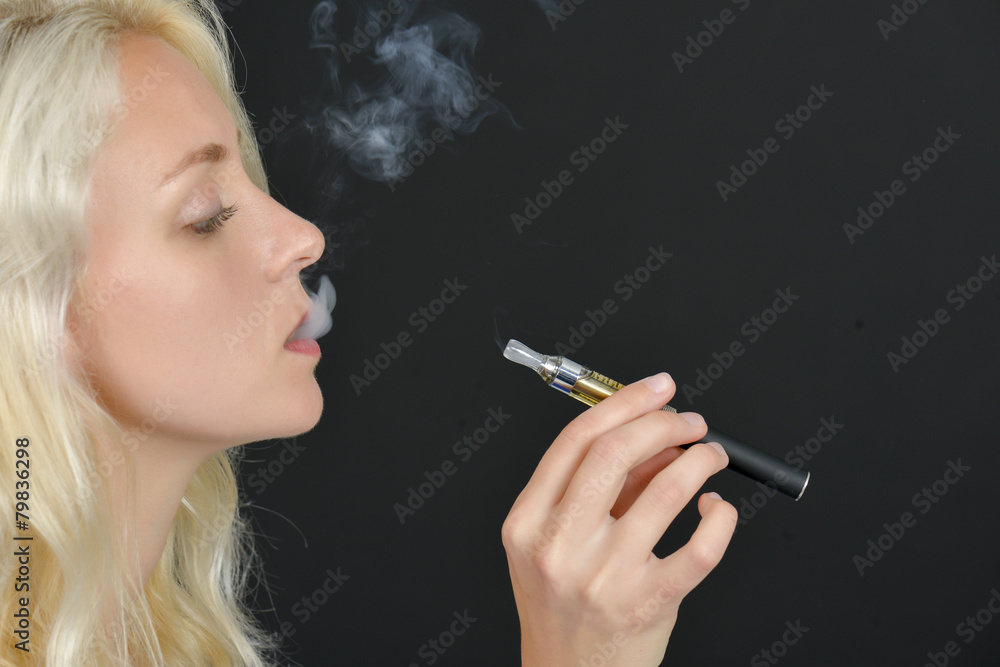 Obraz premium Taking a drag off an electric cigarette