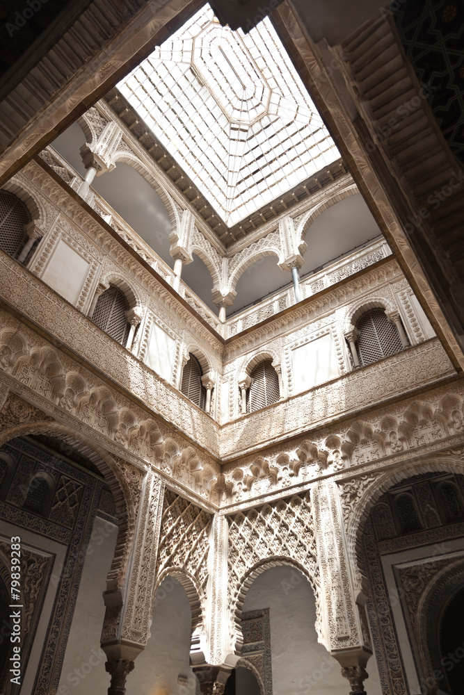 Patio de las Munecas en el Real Alcazar de Sevilla, Spain