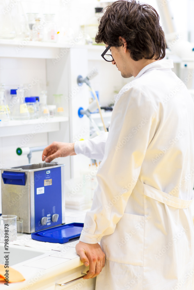Male researcher carrying out scientific research in a lab Male researcher carrying out scientific research in a lab