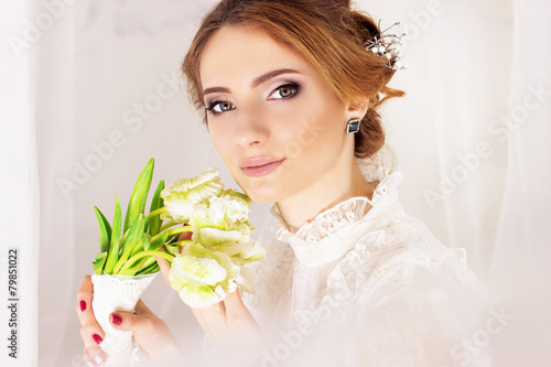 Spring bride dress in vintage style with a bouquet of tulips