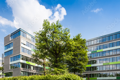 Bürogebäude in Deutschland  - Gebäude und Bäume