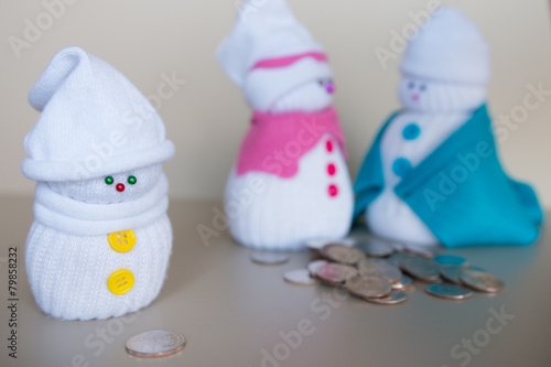 Snowmen family and money
