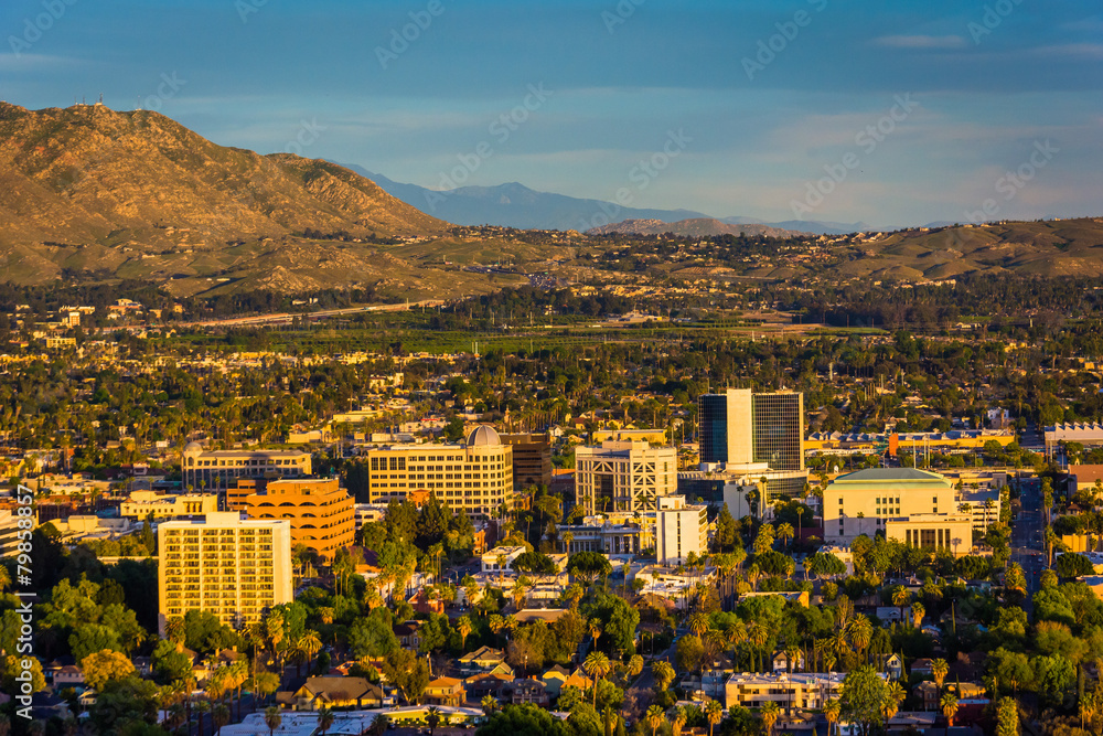 Fototapeta premium Evening light on on distant mountains and the city of Riverside,