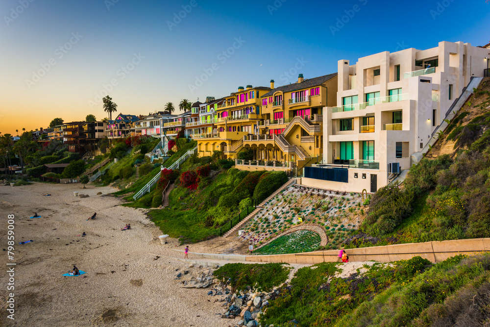 Fototapeta premium Houses on cliffs above Corona Del Mar State Beach, seen from Ins