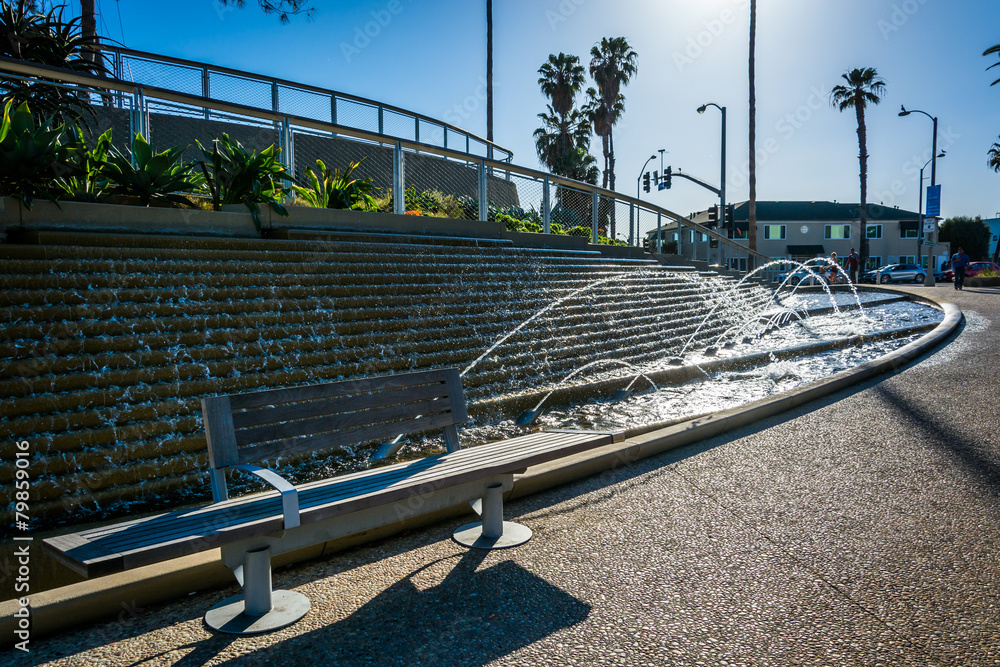 Naklejka premium Fountains and bench at Tongva Park, in Santa Monica, California.