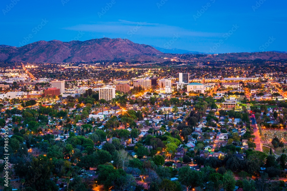 Twilight view of the city of Riverside, from Mount Rubidoux Park - obrazy, fototapety, plakaty 
