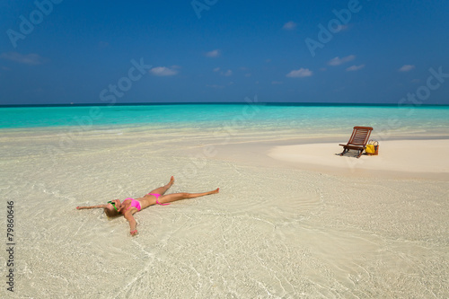 Fototapeta Naklejka Na Ścianę i Meble -  Cute woman relaxing on the tropical beach