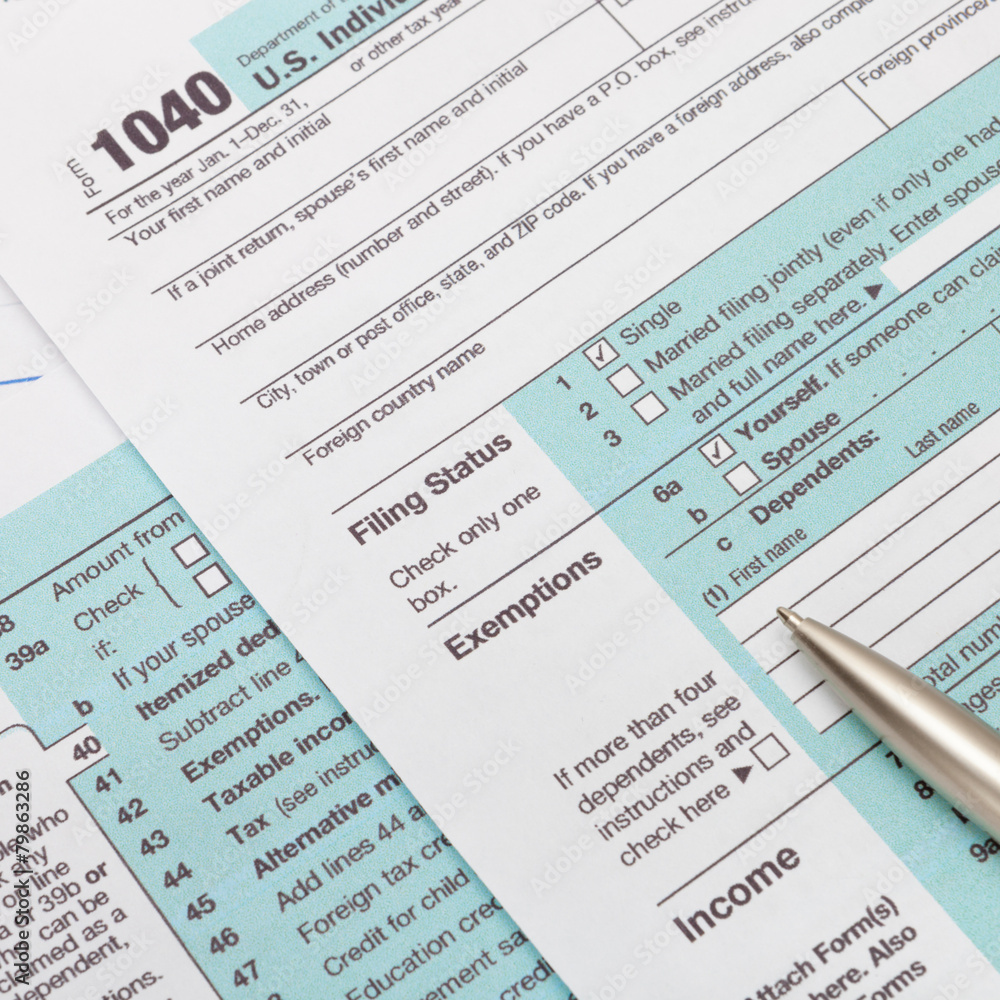 Obraz premium US 1040 Tax Form and silver ball pen - studio shot