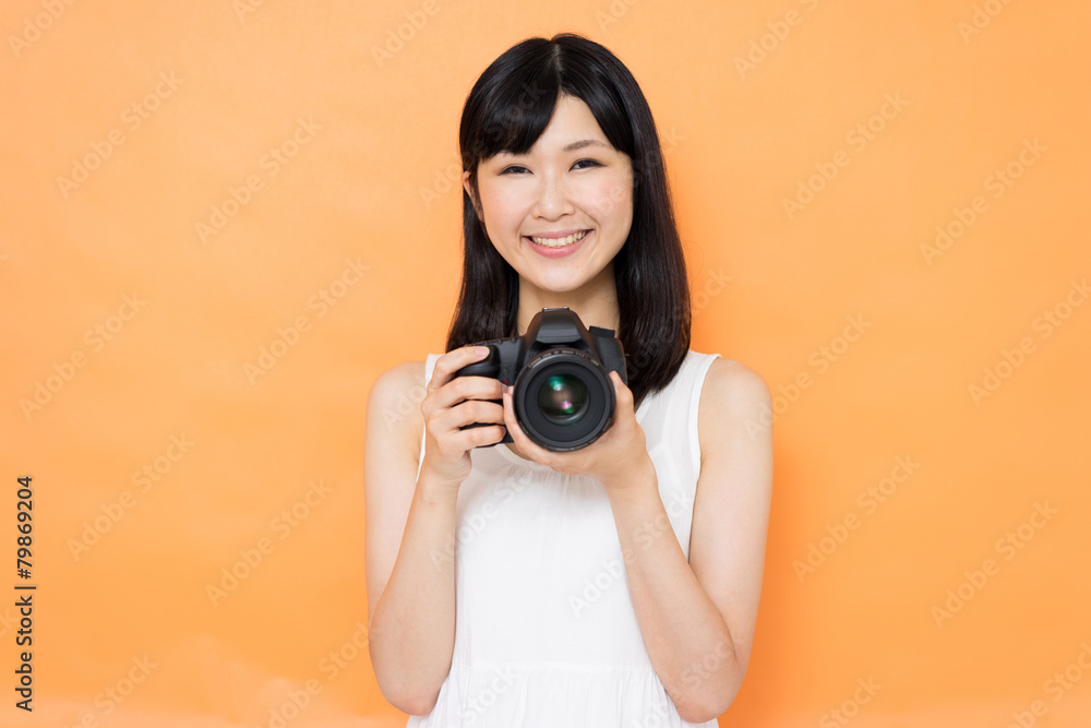 Fototapeta premium カメラを持った女性