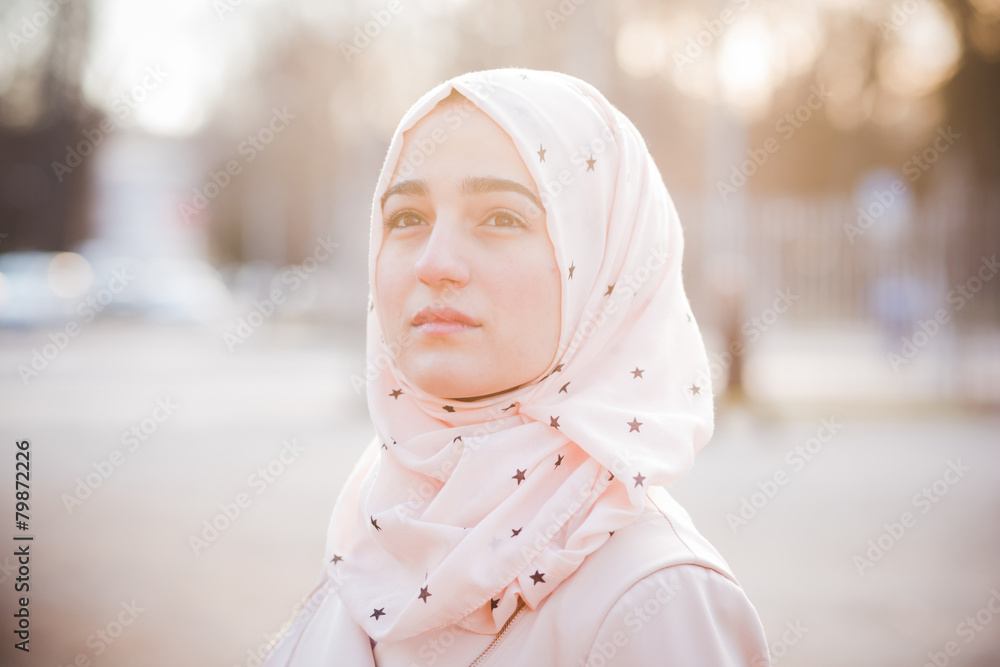 Obraz premium young beautiful muslim woman at the park