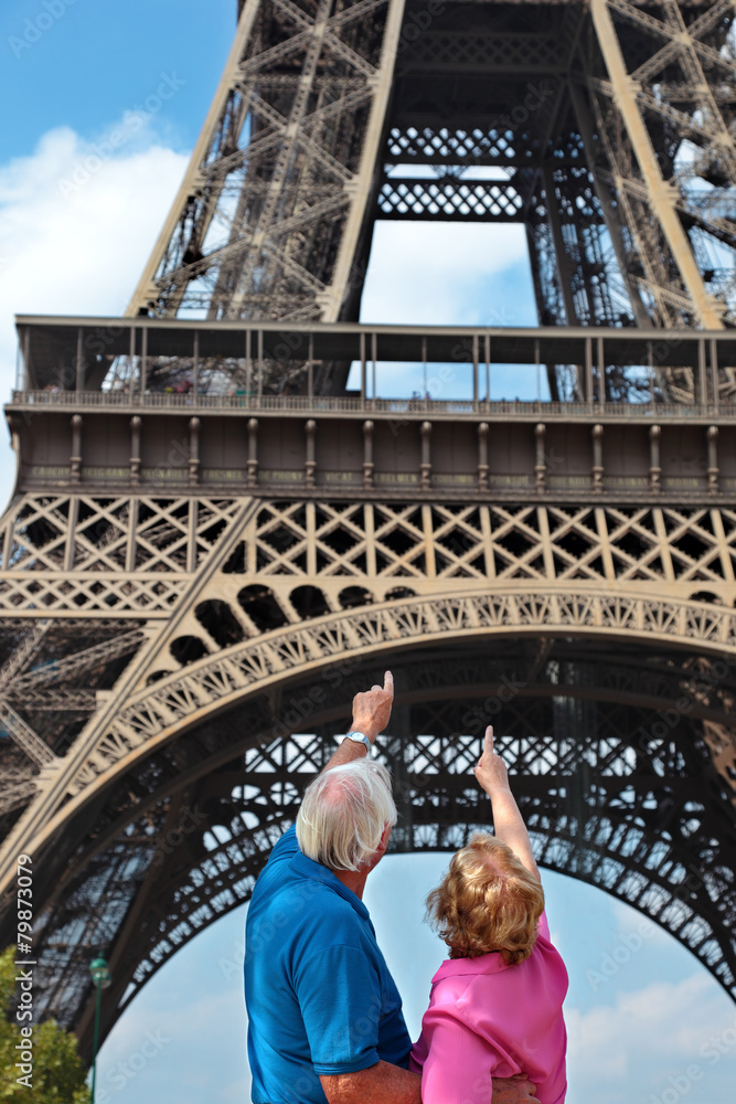 Obraz premium Senior couple in front of Eiffel Tower