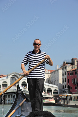 Canvas-taulu Gondolier in Venice