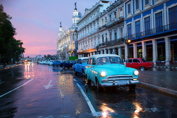 Keuken achterwand Havana Klassieke wagen op straat in Havana  © danmir12