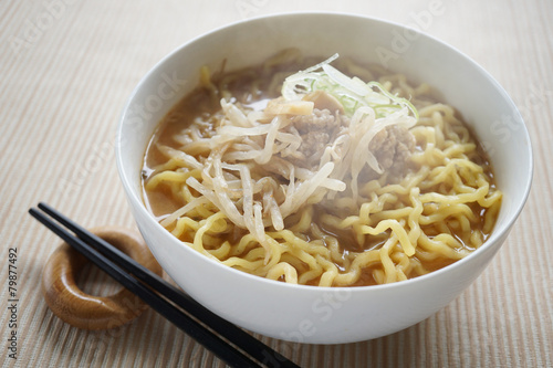 味噌ラーメン 出来立て 湯気 箸