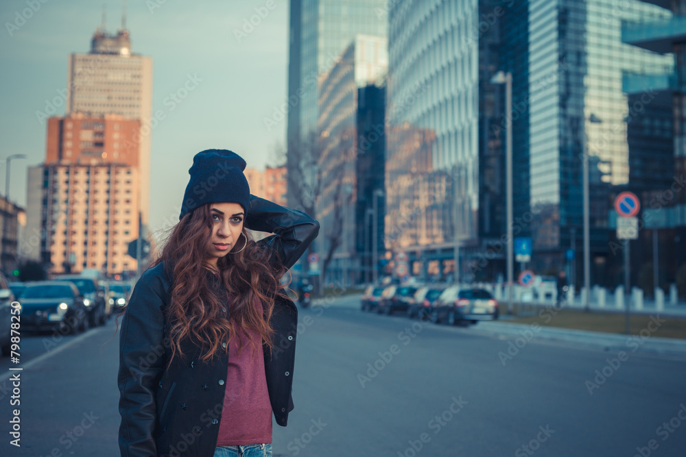 Obraz premium Beautiful girl posing in an urban context