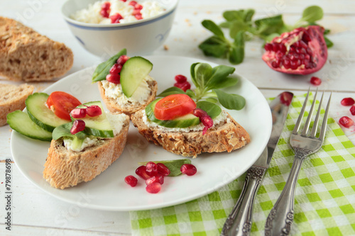 Crunchy bread with cream cheese and fresh vegetables