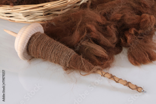 Braune Alpakawolle mit der Handspindel gesponnen
