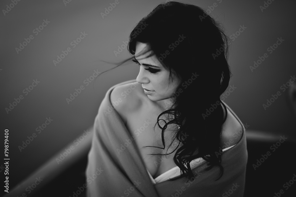Obraz premium beautiful woman in a boat black and white