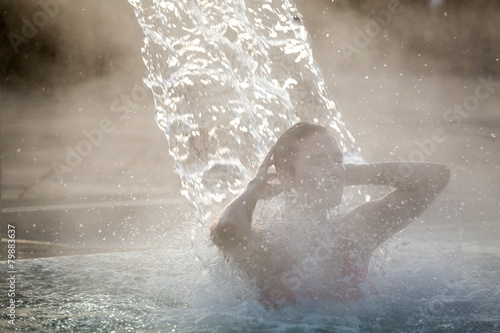 Obraz na płótnie Young woman relaxing in thermal pool. w salonie