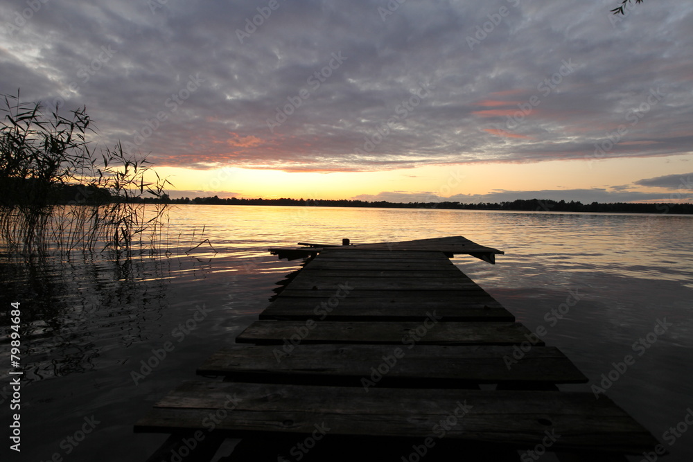 Obraz premium old wooden pier at the lake