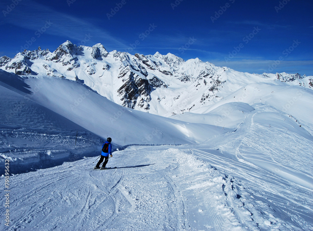 Skieur au sommet du domaine skiable