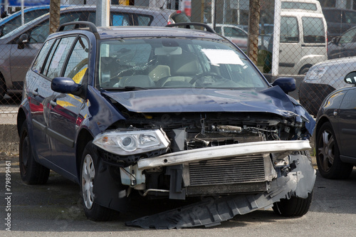 A blue wrecked car © OceanProd
