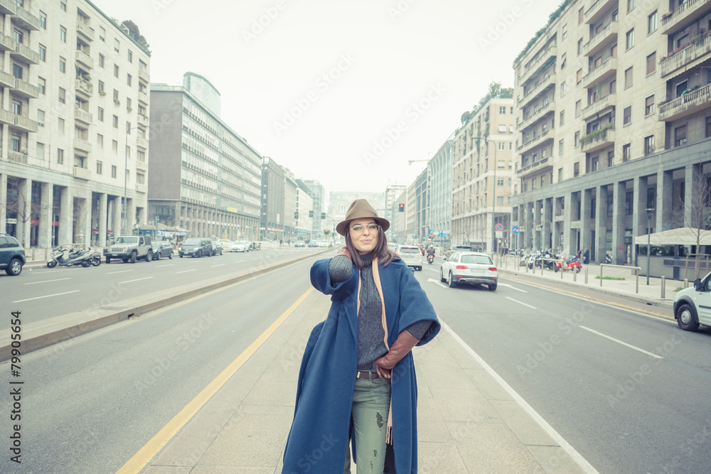Obraz premium Beautiful young brunette posing in the city streets