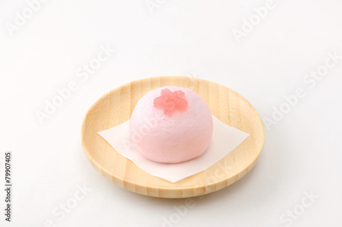 お皿にのせた 日本の和菓子 桜まんじゅう 白背景