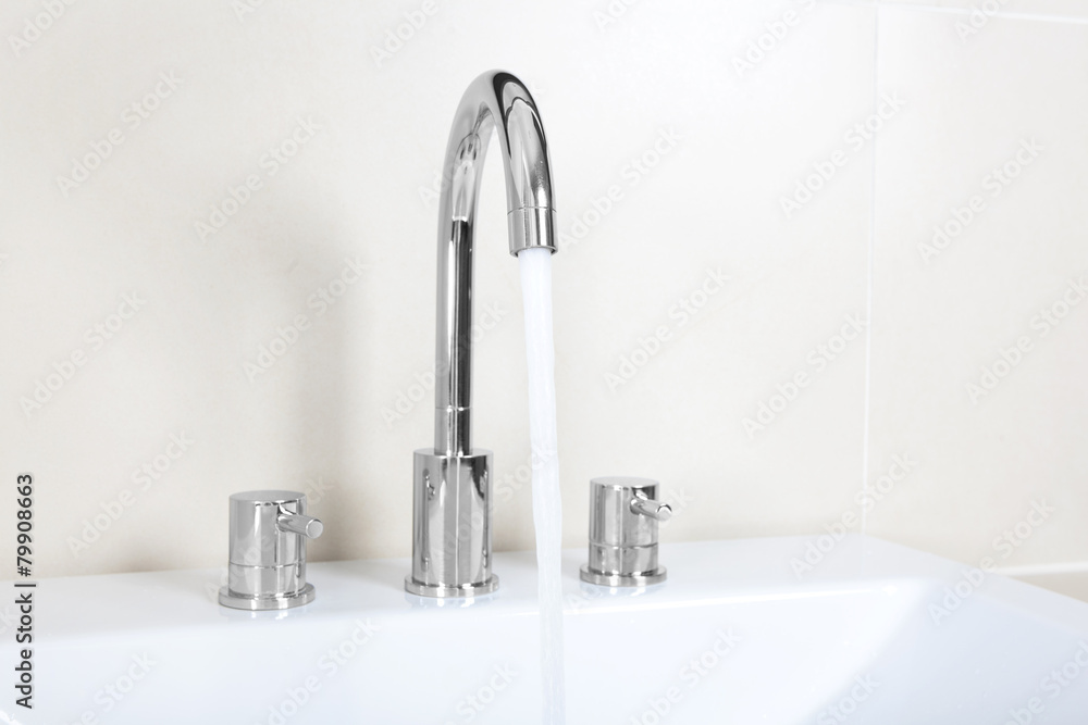 Wasser aus Wasserhahn Wasser aus Wasserhahn